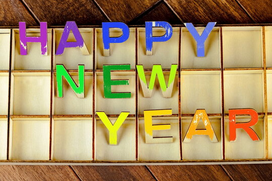 Reticolo di legno con banner per augurare un felice anno nuovo