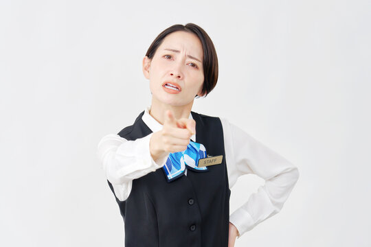 注意する女性スタッフ　受付嬢・銀行員　白背景