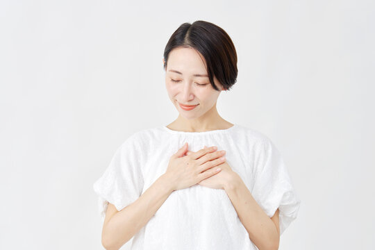 ミドルエイジ女性　安心　白背景