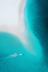 Obraz premium Top view of a white sand beach