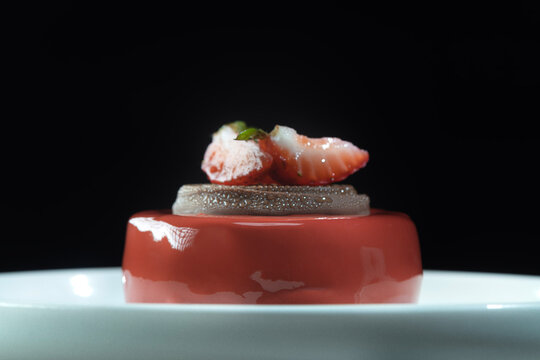 postre glaseado de fresa con chocolate y fresas frescas 