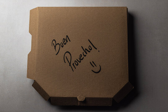 caja de pizza con mensaje escrito buen provecho