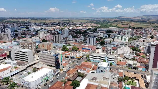 Vista a&eacute;rea da &aacute;rea central e entorno da Igreja Matriz em Patos de Minas, Minas Gerais