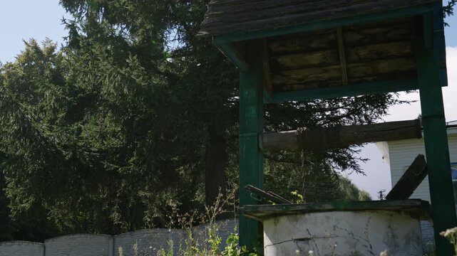 Pulley well with an axel and a chain on it. The axel of a pulley well rotating back and forth.