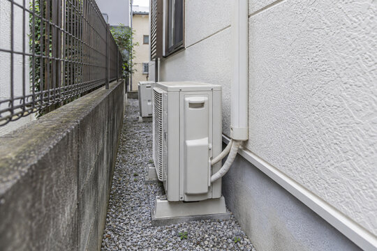 狭い犬走りに設置された住宅用室外機