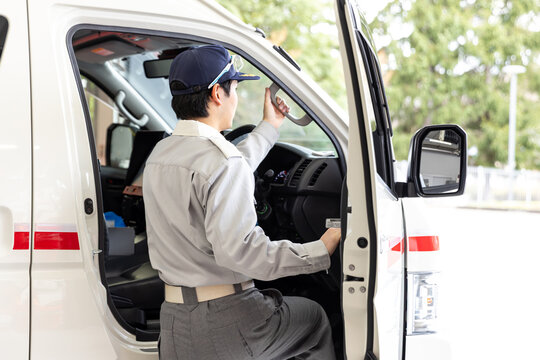 救急車に乗り込む救急救命士
Paramedic Getting Into an Ambulance
