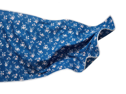 Blaue Decke mit Blumenmuster im Wind