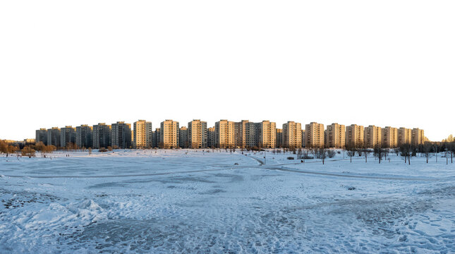 Bloque de apartamentos residencial en invierno con nieve