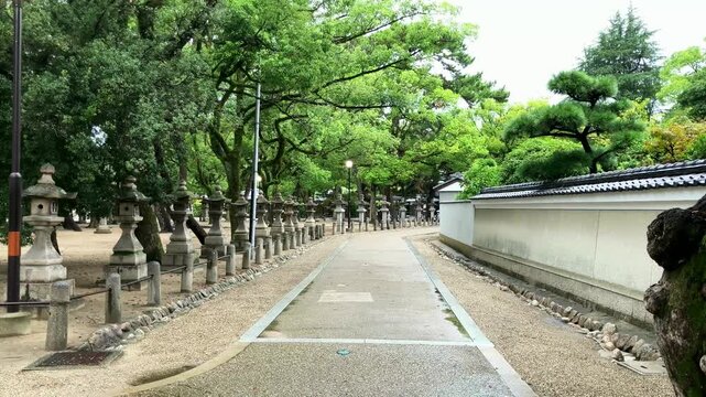 兵庫県西宮市の西宮神社境内の石灯籠と参道