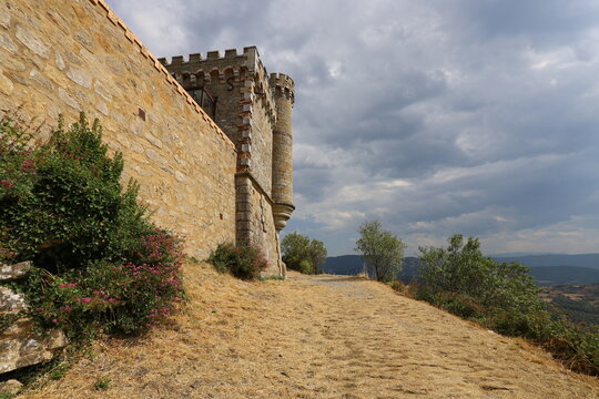 La tour Magdala, vue de l'ext&eacute;rieur, village de Rennes le Ch&acirc;teau, d&eacute;partement de l'Aude, France