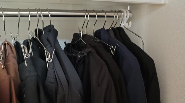 クローゼットの洋服　スローモーション
