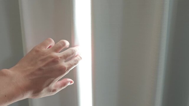 カーテンを開けようとする人　スローモーション