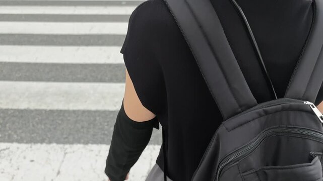横断歩道を渡る女性の後ろ姿　スローモーション