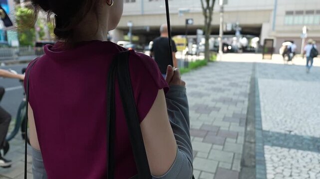 街を歩く女性の後ろ姿　スローモーション