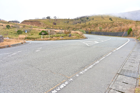 伊豆半島の伊豆山稜線歩道の風早峠　静岡県道59号伊東西伊豆線と静岡県道411号西天城高原線が合流する場所
