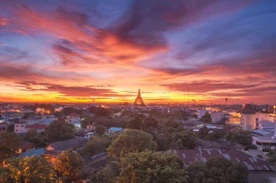 Phra Pathom Chedi with beautiful sunset in Nakhon Pathom, Thaila