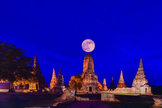 Wat Chaiwattanaram at Ayutthaya history park, Thailand