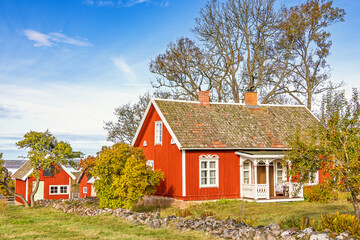 Idyllic red cottage with a garden in the swedish countryside © Lars Johansson
