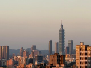 Obraz premium Taipei 101 skyscraper and city skyline glowing at golden hour, Taiwan