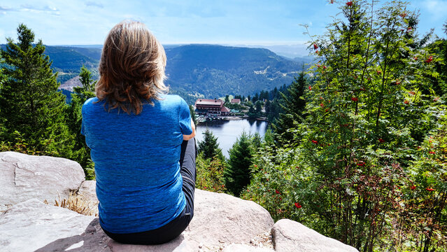 Wanderin blickt zum Mummelsee und die umliegenden Schwarzwaldh&ouml;hen