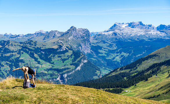 ACro yoga sul sentiero in cresta (Gratwanderweg) da Klingenstock a Fronalpstock, Stoos, Svizzera