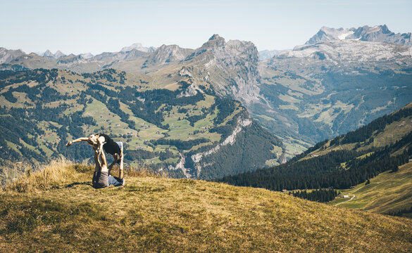 ACro yoga sul sentiero in cresta (Gratwanderweg) da Klingenstock a Fronalpstock, Stoos, Svizzera