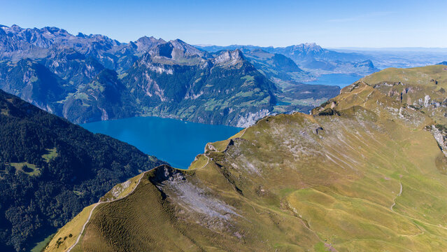 Veduta del lago dei quattro cantoni dal sentiero in cresta (Gratwanderweg) da Klingenstock a Fronalpstock, Stoos, Svizzera