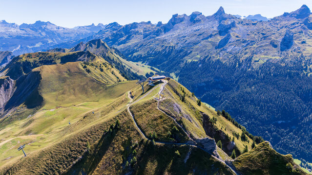 Veduta aerea con drone del sentiero in cresta (Gratwanderweg) da Klingenstock a Fronalpstock, Stoos, Svizzera