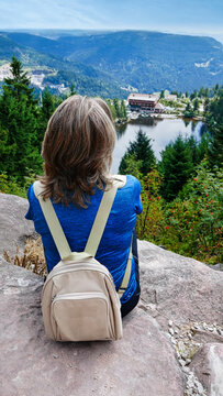 Wanderin blickt zum Mummelsee und die umliegenden Schwarzwaldh&ouml;hen