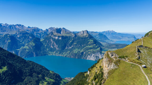 Veduta del lago dei quattro cantoni dal sentiero in cresta (Gratwanderweg) da Klingenstock a Fronalpstock, Stoos, Svizzera