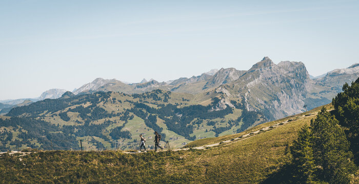 Veduta aerea con drone del sentiero in cresta (Gratwanderweg) da Klingenstock a Fronalpstock, Stoos, Svizzera