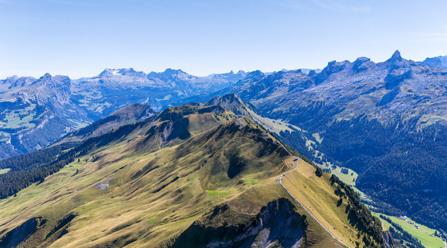 Veduta aerea con drone del sentiero in cresta (Gratwanderweg) da Klingenstock a Fronalpstock, Stoos, Svizzera