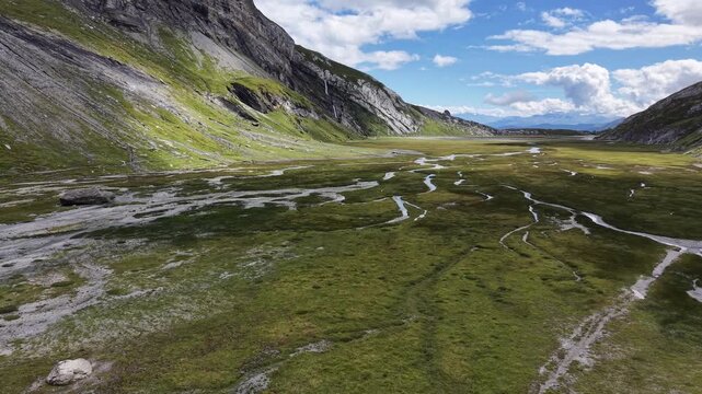 Drohnenflug &uuml;ber den unteren Segnesboden in Flims/Laax in Graub&uuml;nden in der Schweiz
