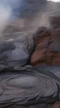 溶岩石から立つ蒸気 シームレスループ動画背景 9:16 4K