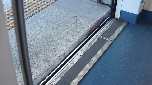 The subway doors open at the station, the passenger gets off and the doors close.