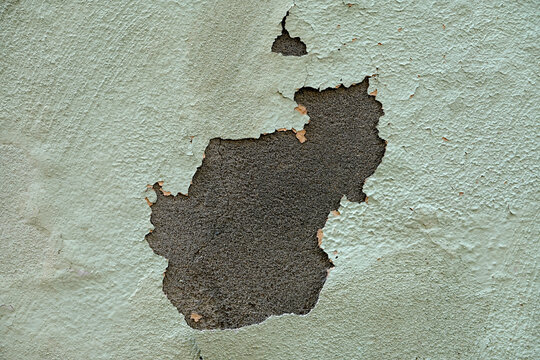 Peinture et enduit cloqu&eacute; sur mur en ciment suite &agrave; de l'humidit&eacute;