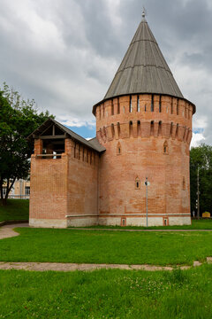 City park and tower of the Smolensk Kremlin, Russia