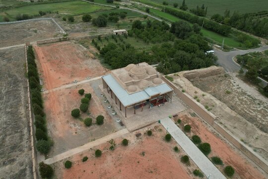 The Degaron Mosque is located in the village of Hazara in the Navoi region of Uzbekistan. The structure was built in the 11th or 12th century.