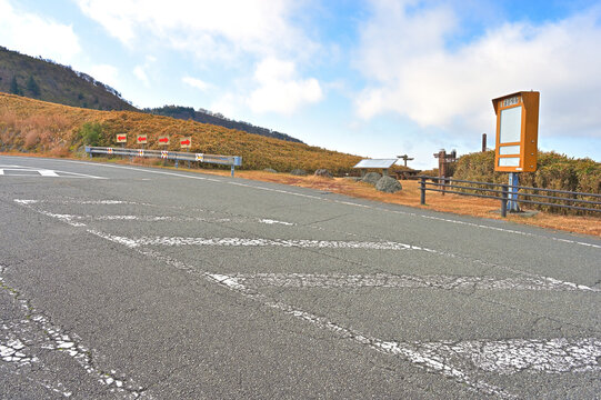伊豆半島の伊豆山稜線歩道の風早峠　草原の峠道　静岡県道411号西天城高原線
