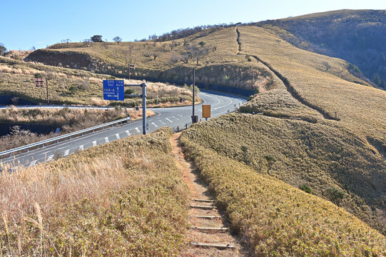 伊豆半島の伊豆山稜線歩道の風早峠　静岡県道411号西天城高原線　道路と接する峠道
