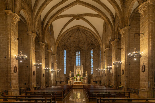 Nef centrale gothique de l'&eacute;glise San Agust&iacute;n &agrave; Valence, Espagne, avec ses vo&ucirc;tes d'ogives et ses rang&eacute;es de bancs en bois