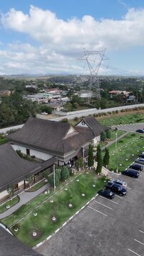 Vista a&eacute;rea do templo Honpa Hongwanji, em Mogi das Cruzes, S&atilde;o Paulo, destacando a arquitetura oriental, a &aacute;rea verde, o estacionamento e o entorno urbano em composi&ccedil;&atilde;o cultural e religiosa