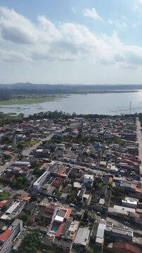 Panorama a&eacute;reo da represa de Taia&ccedil;upeba, em S&atilde;o Paulo, mostrando o reservat&oacute;rio, pequenas ilhas e a linha das margens sob c&eacute;u dram&aacute;tico, em composi&ccedil;&atilde;o de natureza, &aacute;gua e atmosfera