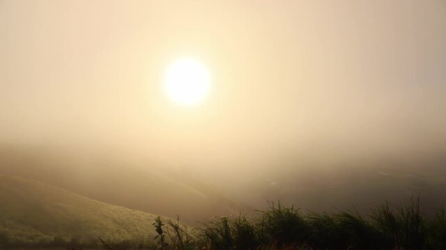 阿蘇の霧と朝日（熊本県阿蘇）