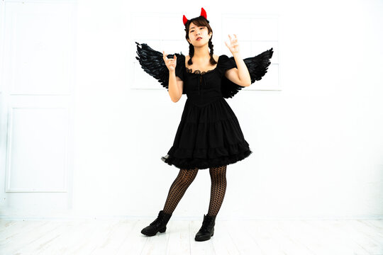 悪魔のコスプレをする女性