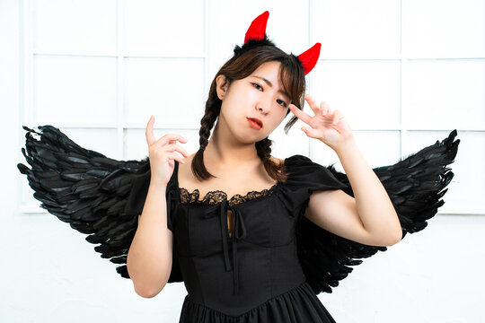 悪魔のコスプレをする女性