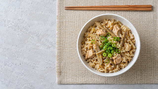 ごぼうと鶏肉の炊き込みご飯を盛った茶碗