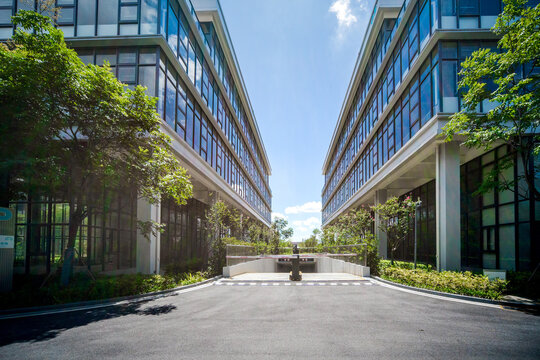 Captivating Symmetry: Modern Architectural Design in Urban Landscape