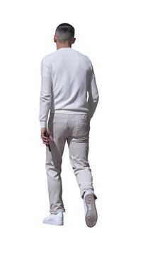 jeune homme vu de dos en tenue blanche d&eacute;contract&eacute;e, il marche son smartphone dans la main, pull blanc, pantalon clair et baskets blanches, journ&eacute;e ensoleill&eacute;e