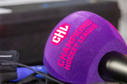 Nahaufnahme von einem Mikrofon mit dem Logo der CHL (Champions Hockey League)